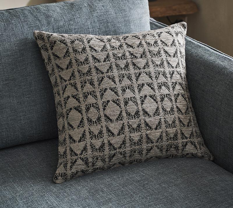 1732008360_maksilarothiki-kanape-Gofis-Home-Indira-258-13-Ash-Beige-Black.jpg